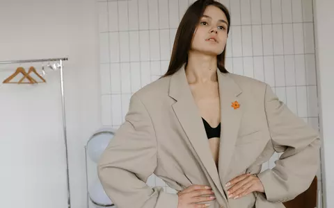 Inspiră-te de la vedete: Cum să adopți stilul de toamnă al lui Hailey Bieber și Gigi Hadid cu piese accesibile