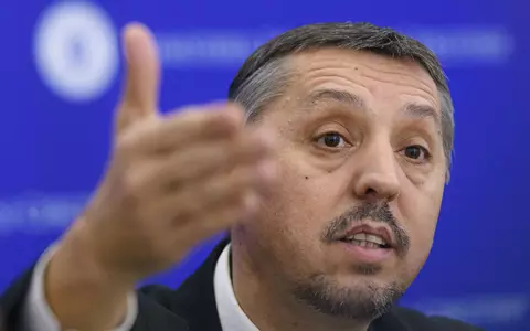 Daniel David îi îndeamnă pe părinți să își ducă copiii la școală și pe profesori să își facă „datoria morală”: „Sigur începe luni. Esența profesiei de dascăl e să primești copilul la școală”