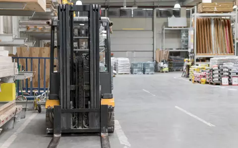 Cât de mult contează dacă stivuitorul are sau nu catarg în activitatea logistică?