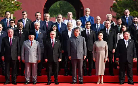 Adrian Năstase și Viorica Dăncilă, fotografiați alături de Xi Jinping, Vladimir Putin și Kim Jong Un la Beijing. Oana Țoiu, ministra MAE: „Nu sunt politicieni care reprezintă România!”