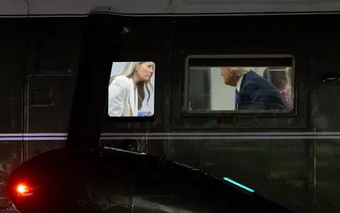 Donald și Melania Trump, surprinși într-o conversație aprinsă în elicopterul prezidențial. Cum au fost filmați președintele SUA și Prima Doamnă
