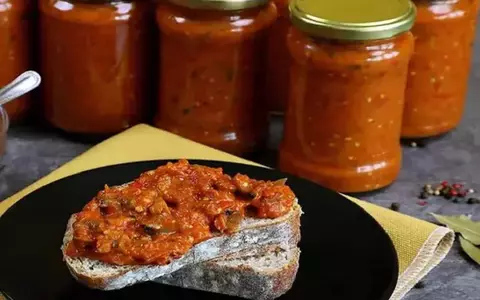 Ce să pui în borcanul cu zacuscă ca să nu se strice. Trucul vechi care previne apariția mucegaiului
