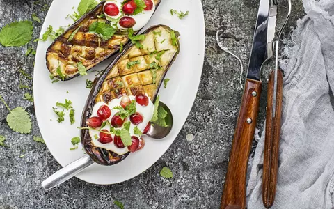 Rețetă de vinete coapte cu sos de iaurt și mentă