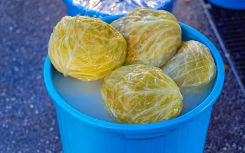 Ce să pui în varza murată ca să iasă crocantă și să nu se înmoaie
