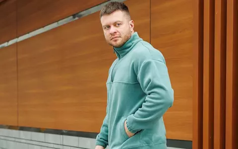 Cum să porți un trening de bărbați în ținute urbane fără să pari neglijent?