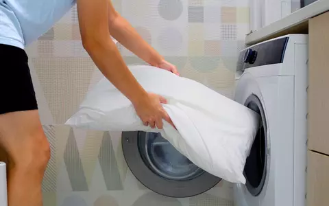 Cum speli pernele din puf și pene