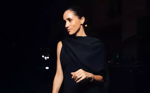 Meghan Markle, revenire spectaculoasă la Paris Fashion Week, după 10 ani de absență. A optat pentru o rochie simplă și un machiaj subtil