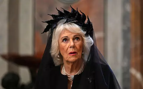 Regina Camilla a purtat o bijuterie de 40.000 de lire sterline în timpul întâlnirii cu Papa Leon, la Vatican. Accesoriul i-a aparținut Reginei Elisabeta