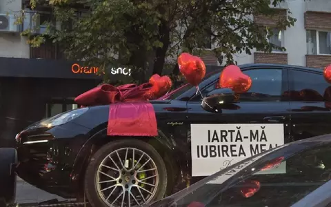 Cine este bărbatul care a plimbat un Porche prin Cluj, cu mesajul "Iartă-mă, iubirea mea!"/ Are 31 de ani și a făcut valuri într-un show matrimonial: "Îmi place jocul seducției!"