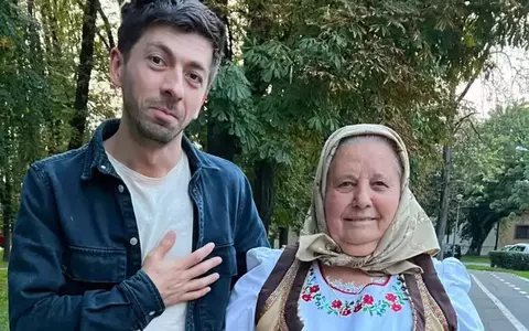 Tanti Lenuța, bunica din Chinteni, are numai cuvinte de laudă la adresa lui Mircea Bravo: ”E un băiat de toată isprava”. Cei doi au proiecte de 9 ani împreună / EXCLUSIV