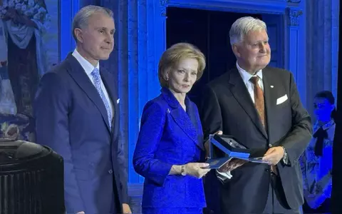 Majestatea Sa Margareta a lansat un obiect de lux, ediție limitată. Cât costă stiloul cu penița din aur masiv, gravată manual: ”Regina Maria era o mare admiratoare a scrisului de mână”