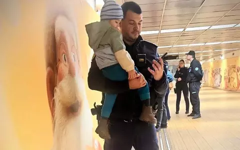 Panică la metrou Unirii, după ce o femeie însărcinată s-a prăbușit din cauza contracțiilor. Fiul ei de 3 ani, liniștit de un polițist: "A început să se joace cu el și să-l distragă de la durerea mamei"