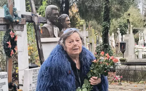 Anca Pandrea s-a pozat la mormântul lui Iurie Darie. Cum arată actrița de 79 de ani și cum se mai simte, după ce a avut probleme mari de sănătate: ”Mai am de luat doar vreo două pastile” / EXCLUSIV