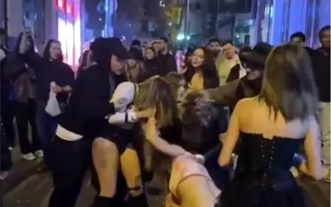 Bătaie cruntă între mai multe fete, după o petrecere de Halloween, la Cluj. Și-au smuls hainele de pe ele și s-au lovit cu pumnii și picioarele, în timp ce tinerii din jur se amuzau