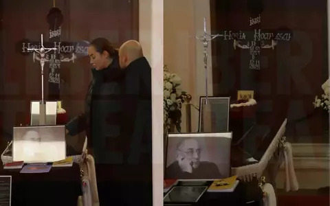 Primele imagini de la priveghiul lui Horia Moculescu. Cum a fost surprinsă Nidia, fiica lui și a Marianei Moculescu, la căpătâiul tatălui său, și ce artiști au venit