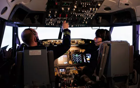 Panică pe aeroportul din Cluj. Un pilot a cerut ajutor de la turnul de control, după ce copilotului i s-a făcut rău / Femeia de 31 de ani a fost dusă la spital