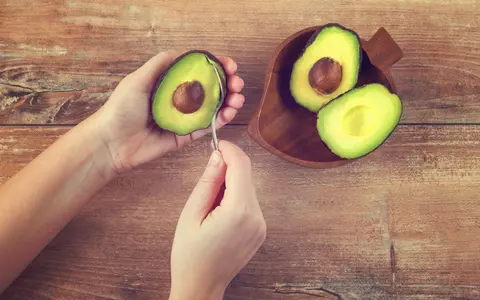 Cum se curăță un avocado