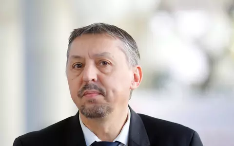 Greșeli gramaticale grave într-un document al Ministerului Educației. Daniel David insistă că s-au luat măsuri, însă două virgule nu au fost modificate: „Au primit avertisment”