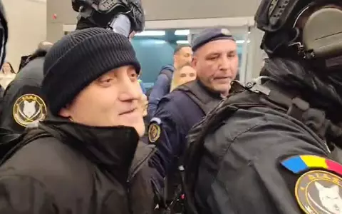 Primele imagini cu Horațiu Potra, adus sub escortă în România, împreună cu fiul și nepotul său: "Mă bucur că am prins o zi ploioasă. A fost un zbor plăcut"