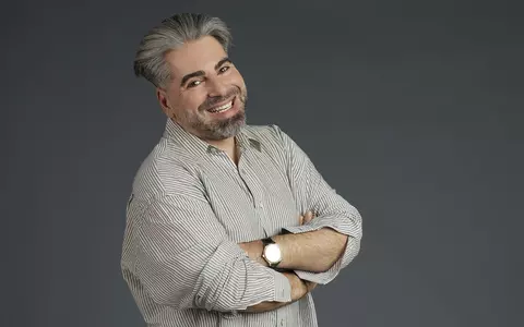 Cum arăta Maurice Munteanu când era elev de liceu. Adopta un look total diferit de stilul pentru care este cunoscut acum