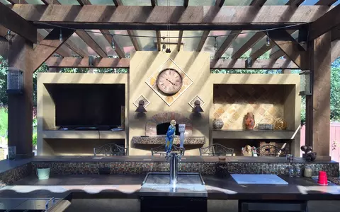 Mobilă la comandă pentru bucătăria de vară - rezistență, stil și funcționalitate în aer liber