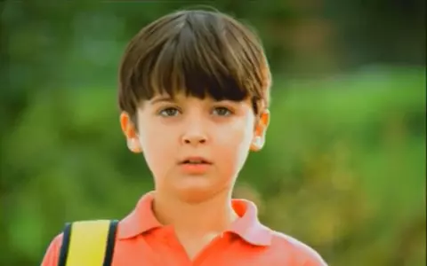 Cum arată acum băiatul din reclama de la brânză topită, devenit viral pentru replica "Dacă mă sărută data viitoare?". Noni Ene are 33 de ani și activează în domeniul artistic