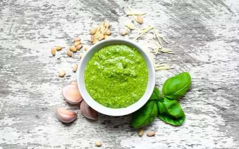 Cum să faci cel mai bun sos pesto în numai 5 minute. Perfect pentru paste, salate și bruschette