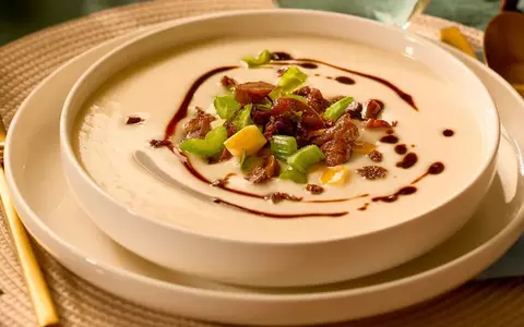 Rețetă de supă vegană cu țelină, măr și topping de castane