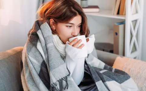 Tonicul natural care calmează pe loc gâtul iritat. Rețeta virală cu doar 3 ingrediente, ideală pentru afecțiuni respiratorii