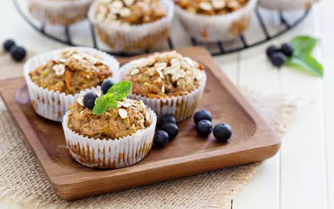 Brioșe integrale cu banane și afine. Desert bogat în fibre și fără zahăr