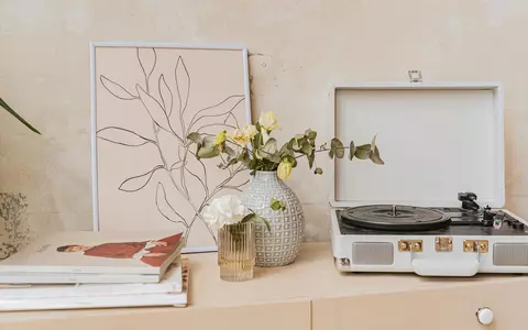 Cum să-ți creezi un colț retro-modern cu dispozitive audio și electronice smart