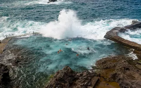 Filmul tragediei din Tenerife. Doi români, de 38 și 42 de ani, au murit înghițiți de valuri în timp ce se aflau în vacanță: "Doi copii au rămas fără mamă și familiile lor distruse pentru totdeauna"