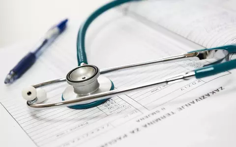 Prima zi din concediul medical nu va mai fi plătită. Ministrul Sănătății precizează că măsura vizează "concediile fictive"/ Cum vor fi folosiți banii economisiți
