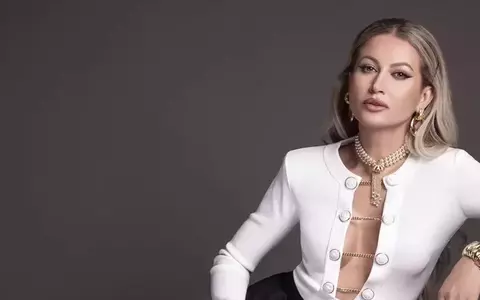 Anamaria Ferentz a împlinit 50 de ani și a sărbătorit în Aruba, alături de soțul american și familia ei: "Cea mai frumoasă zi de naștere din viața mea"/ Cum arată cântăreața în costum de baie