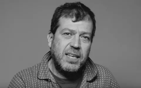 Sute de oameni la priveghiul lui Artanu. Printre ei, și Adi Despot: "Te iubim, Tezaure. Drum bun, prietene"/ Imagini emoționante