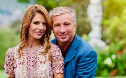 Adriana, soția lui Dan Petrescu, și-a sărbătorit ziua de naștere în Dubai. Din păcate, antrenorul a lipsit de la petrecere pentru că este grav bolnav și face chimioterapie în România