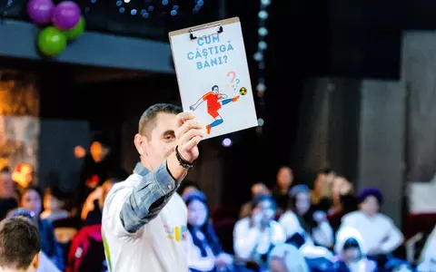 În prag de sărbători, ArtFinEdu aduce educația financiară mai aproape de familiile monoparentale prin teatru și activități creative