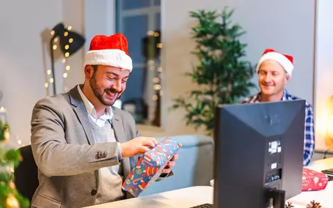 9 din 10 angajatori vor acorda beneficii de Crăciun angajaților. Cei mai mulți vor primi prime în bani, petrecere de final de an cu echipa și vouchere cadou