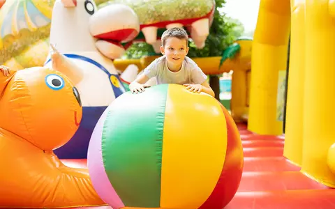 De ce se merită să dai banii pe un topogan gonflabil pentru locul de joacă?
