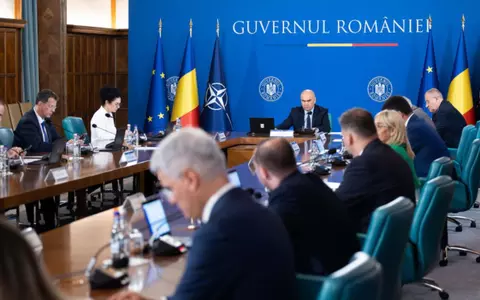 Noua listă a reformelor Guvernului Bolojan: impozit dublu pentru clădirile fără autorizație, cabinetele miniștrilor limitate la 3 angajați. Ce se întâmplă cu posturile din aparatul administrativ
