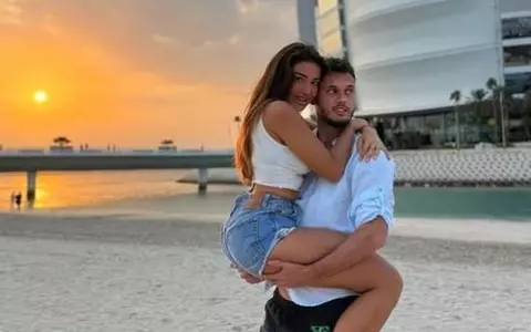 Cine este Alex Enache, iubitul cu 13 ani mai tânăr al Elenei Ionescu. Cântăreața s-a afișat cu el, deși spunea că va face asta doar dacă se căsătoresc