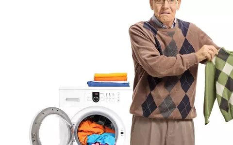 De ce intră hainele la apă și cum previi asta