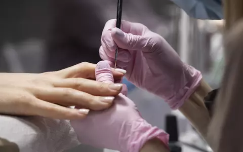 Tendințele manichiurii în 2026. Revin culorile catifelate, iar french-ul se reinventează