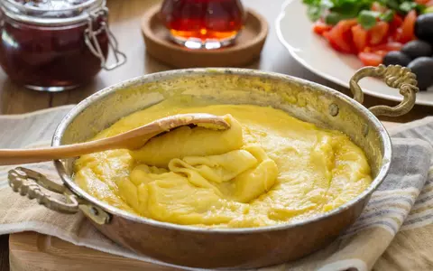 Rețetă de polenta, mămăliga italiană. Cremoasă și fină, înlocuiește orice garnitură