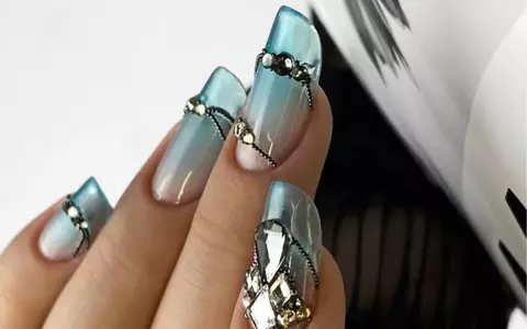 Polygel pentru unghii false: Tot ce trebuie să știi despre kit-ul pentru acasă