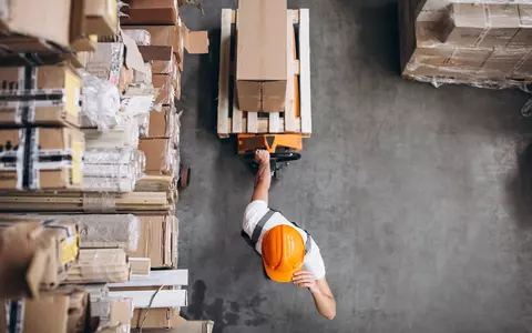 Munca din depozite, mai sigură și mai rapidă cu echipamentele potrivite!