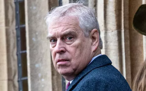 Fostul prinţ Andrew, eliberat după ce a fost arestat în dosarul Epstein. Fratele regelui Charles este cercetat în stare de libertate / Reacția lui Trump