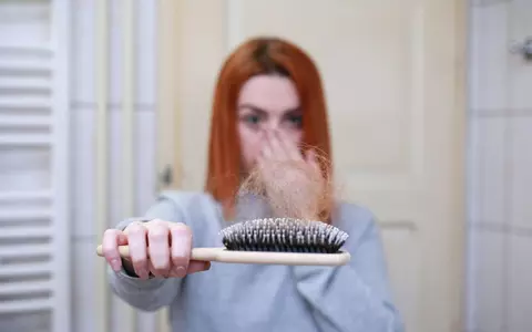 De ce ne cade părul. Iată care sunt cele mai frecvente cauze și cum le putem gestiona!