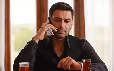 Interviu cu actorul Ozan Akbaba din „La marginea lumii” (PRO TV). Momente importante din carieră și detalii despre rolul său: „Și eu am un fiu” / EXCLUSIV