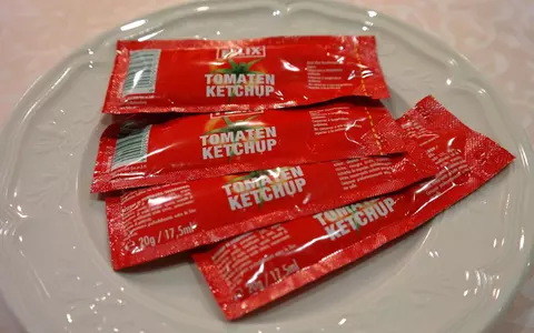 UE interzice pliculețele de ketchup în restaurante și șampoanele din hoteluri. Care sunt noile reguli privind ambalajele de unică folosință